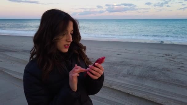 부츠를 아름다운 소녀가 해변에 — 비디오