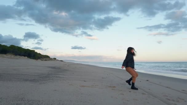 Hermosa Chica Con Botas Negras Está Playa Cerca Del Océano — Vídeos de Stock