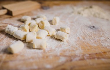 Ahşap masadaki çiğ gnocchi 'nin yakın görüntüsü 