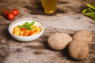 Domates suyu ve fesleğenli İtalyan patatesli gnocchi.