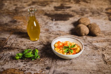 Domates suyu ve fesleğenli İtalyan patatesli gnocchi.