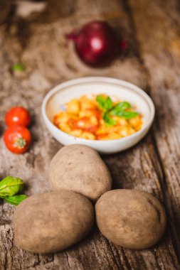 Domates suyu ve fesleğenli İtalyan patatesli gnocchi.
