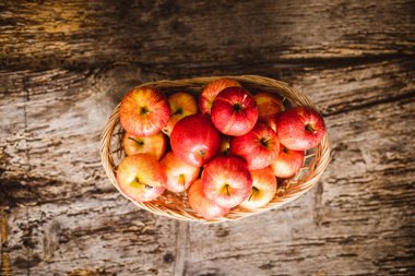 Tahta kutuda olgun kırmızı elmalar.
