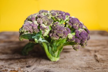 Tahta masada taze karnabahar.