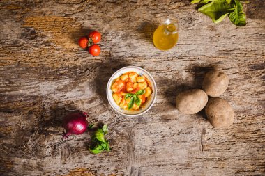 Domates suyu ve fesleğenli İtalyan patatesli gnocchi.