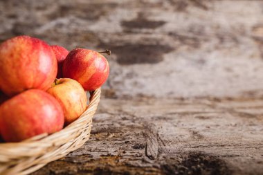 Tahta masada olgun kırmızı elmalar 