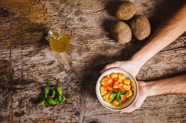 Domates suyu ve fesleğenli İtalyan patatesli gnocchi.