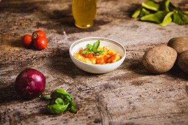 Domates suyu ve fesleğenli İtalyan patatesli gnocchi.