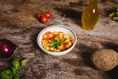 Domates suyu ve fesleğenli İtalyan patatesli gnocchi.