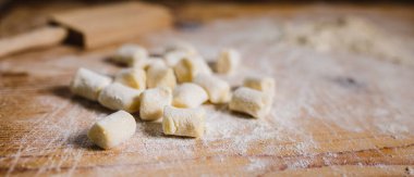 Ahşap masadaki çiğ gnocchi 'nin yakın görüntüsü 