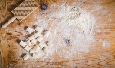 Ahşap masadaki çiğ gnocchi 'nin yakın görüntüsü 