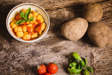 Domates suyu ve fesleğenli İtalyan patatesli gnocchi.