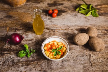 Domates suyu ve fesleğenli İtalyan patatesli gnocchi.