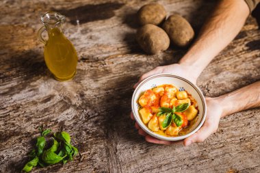 Domates suyu ve fesleğenli İtalyan patatesli gnocchi.