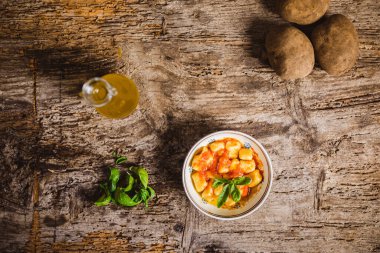 Domates suyu ve fesleğenli İtalyan patatesli gnocchi.