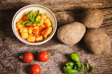 Domates suyu ve fesleğenli İtalyan patatesli gnocchi.