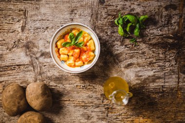 Domates suyu ve fesleğenli İtalyan patatesli gnocchi.