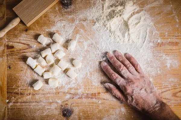 Vista Próxima Pessoa Que Cozinha Nhoque — Fotografia de Stock