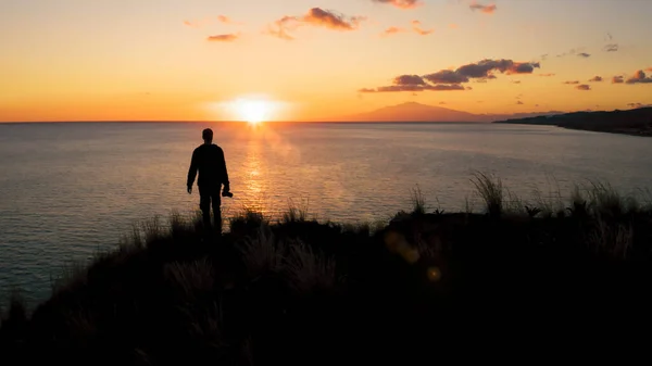 Homme Tenant Caméra Regardant Rivière Pendant Coucher Soleil — Photo