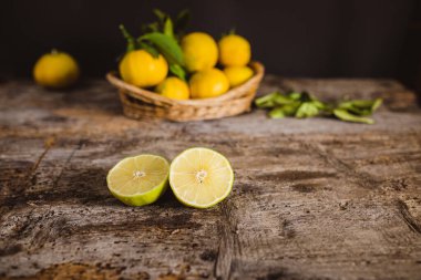 Tahta masada taze limonlar 