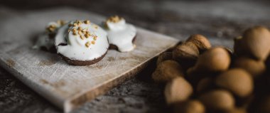 Organik cevizler ve kurabiyeler ahşap arka plan