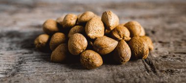 Ahşap arka planda organik cevizler