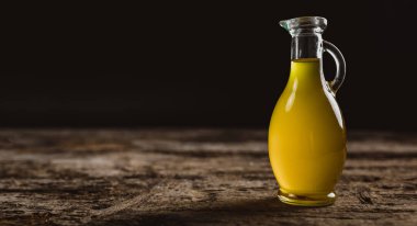 Tahta masada bir kavanoz zeytinyağı. 