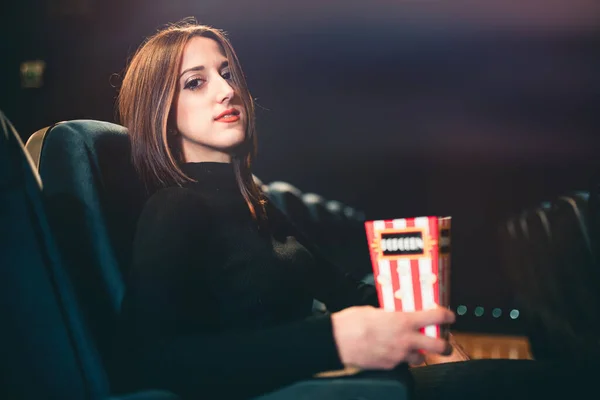 Ung Kvinne Som Spiser Popkorn Ser Film Kino – stockfoto