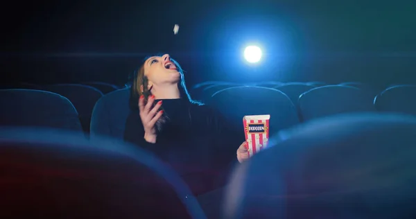 Junge Frau Fängt Kino Popcorn Mund — Stockfoto