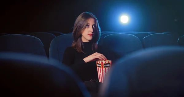 Mladá Žena Jíst Popcorn Sledovat Film Kině — Stock fotografie