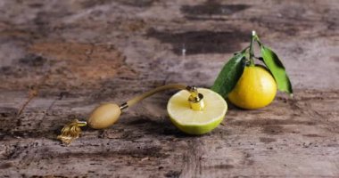 Parfüm ve limon ahşap masada 