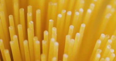 Sarı uzun spagettiyi yakın çekim. Sarı İtalyan makarnası. Çiğ spagetti..
