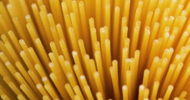 Sarı uzun spagettiyi yakın çekim. Sarı İtalyan makarnası. Çiğ spagetti..