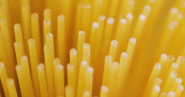 Zblízka Žluté Dlouhé Špagety Žluté Italské Těstoviny Surové Špagety — Stock video