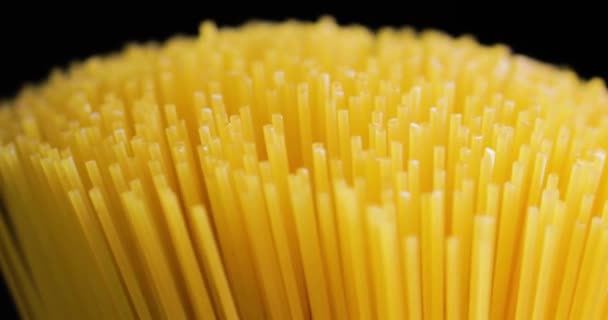 黄色のスパゲッティを閉じて 黄色のイタリアパスタ 生スパゲティ — ストック動画
