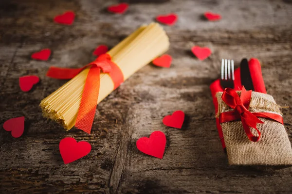 Knivgaffel Och Spaghetti Dekorerat Träbord — Stockfoto