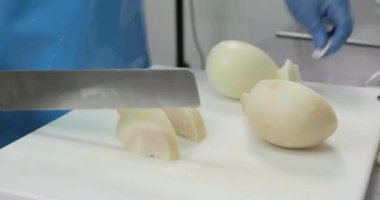 Süt ürünlerinde mozzarella peyniri yapan adamın yakın çekim görüntüleri.