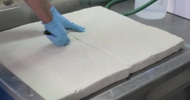 Süt ürünlerinde mozzarella peyniri yapan adamın yakın çekim görüntüleri.