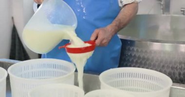 Süt ürünlerinde mozzarella peyniri yapan adamın yakın çekim görüntüleri.