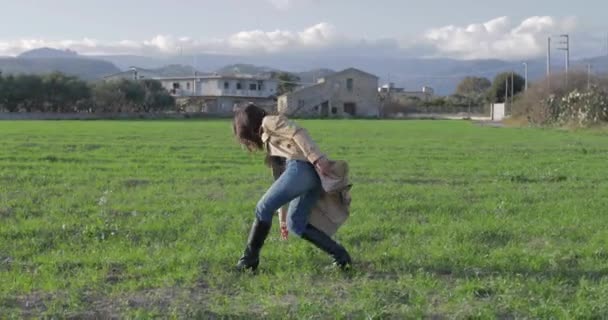 Mujer Joven Belleza Con Botas Negras Vaqueros Azules Abrigo Beige — Vídeos de Stock
