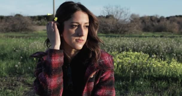 Szépség Fiatal Fekete Csizma Kék Farmer Kockás Kabát Álló Zöld — Stock videók