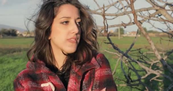 Szépség Fiatal Fekete Csizma Kék Farmer Kockás Kabát Álló Zöld — Stock videók