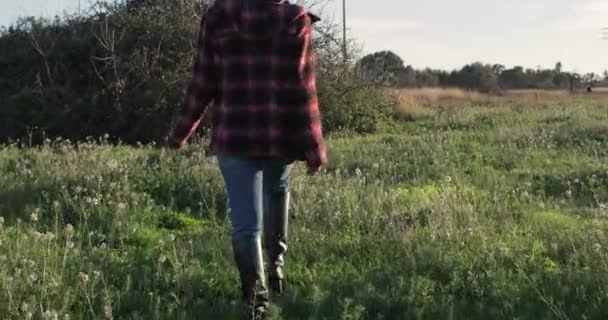 Beleza Jovem Mulher Botas Pretas Jeans Azuis Casaco Xadrez Andando — Vídeo de Stock