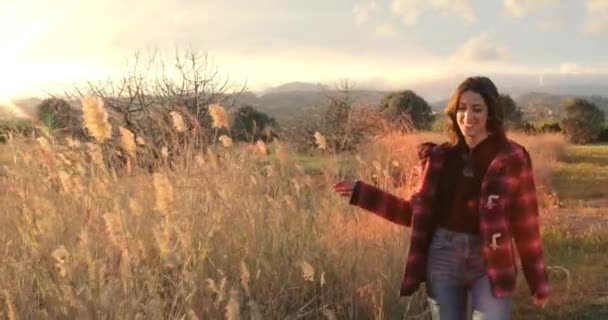 Schöne Junge Frau Schwarzen Stiefeln Blauen Jeans Und Kariertem Mantel — Stockvideo