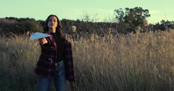 Молода Жінка Грає Паперовою Площиною Пшеничному Полі — стокове відео