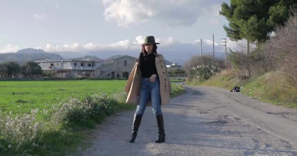 Szépség Fiatal Fekete Csizma Kék Farmer Bézs Kabát Séta Zöld — Stock videók