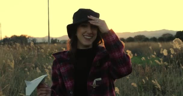 Молода Жінка Грає Паперовою Площиною Пшеничному Полі — стокове відео