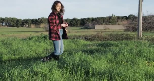 Szépség Fiatal Fekete Csizma Kék Farmer Kockás Kabát Séta Zöld — Stock videók