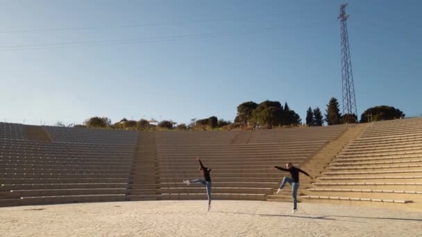 Skönhet Par Dansare Utomhus Teater Solljus Ung Kvinna Dansar Med — Stockvideo