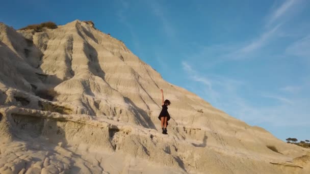 Menina Bonita Vestido Preto Botas Pretas Andando Por Montanhas Brancas — Vídeo de Stock